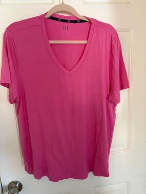 GAP V-Neck Tee in Hot Pink